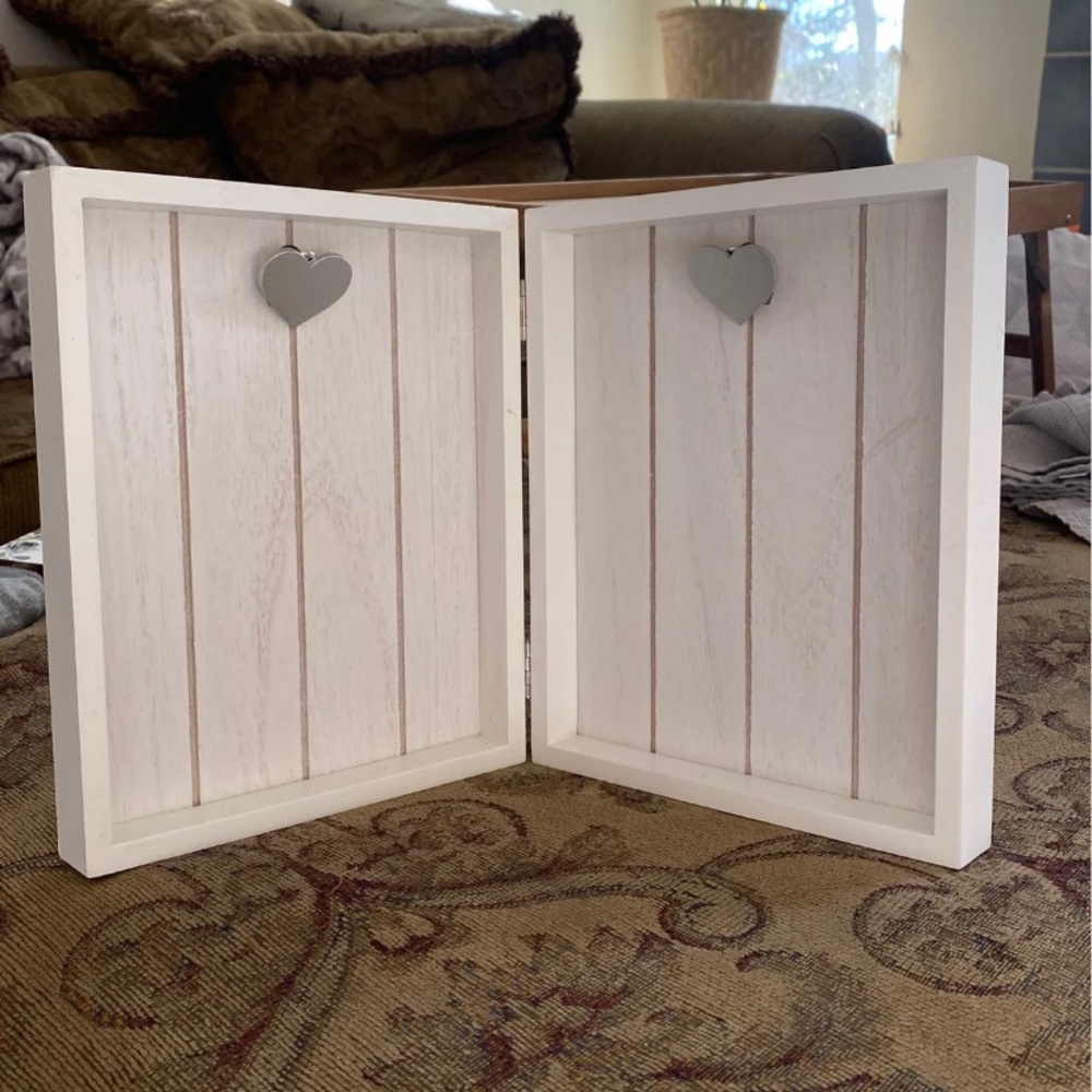 Folding picture holder